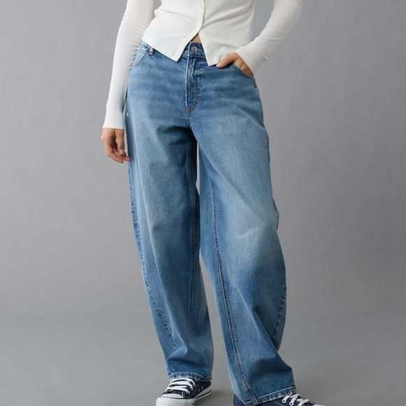 American Eagle Outfitters Denim - NWT American Eagle low rise baggy barrel jeans in size 2. 26” waist